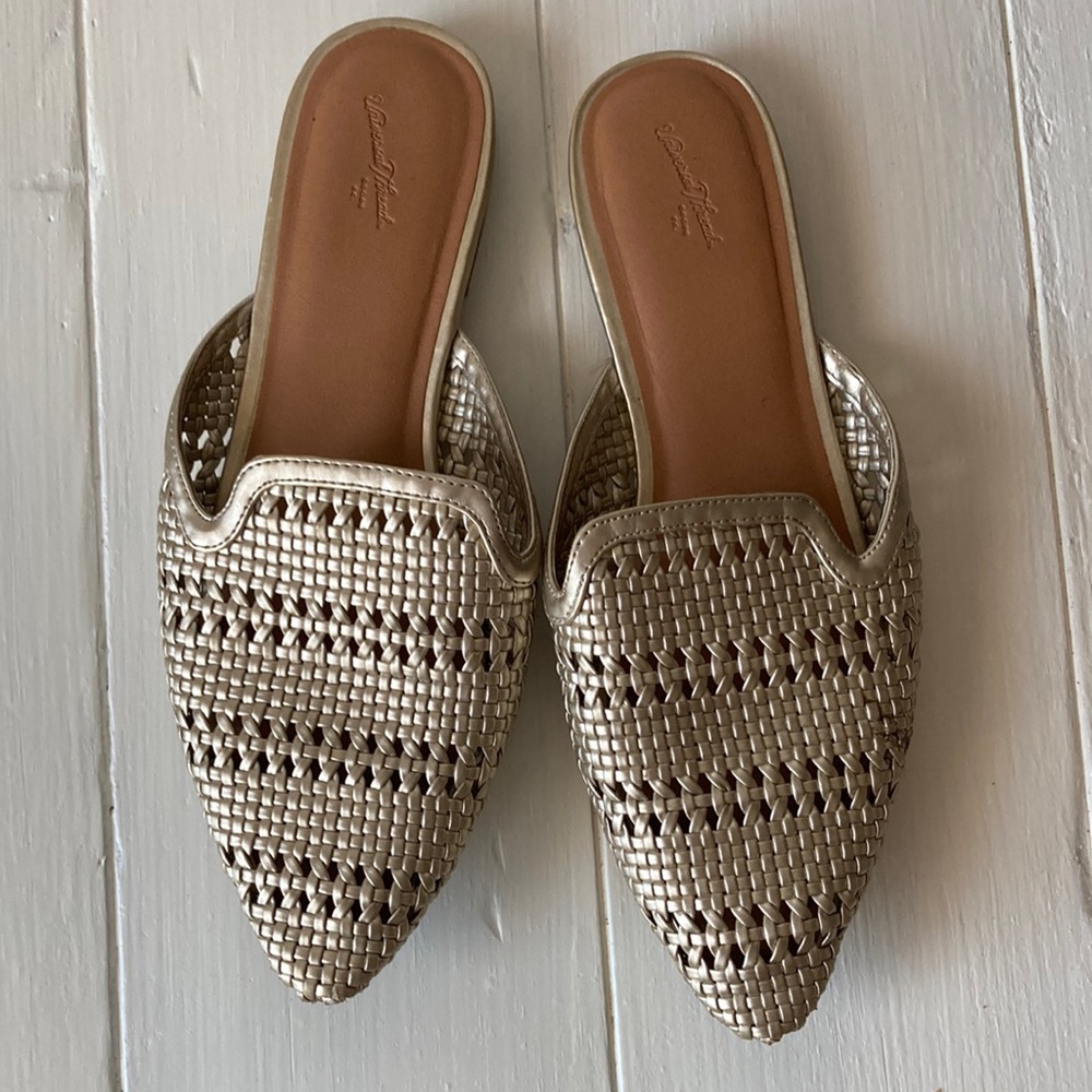 Barely worn Universal Threads Gold woven slides.